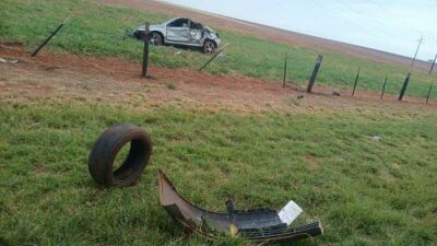 Imagem da notícia Motorista sofre ferimentos após capotar carro várias vezes na BR-060, em Paraíso das Águas